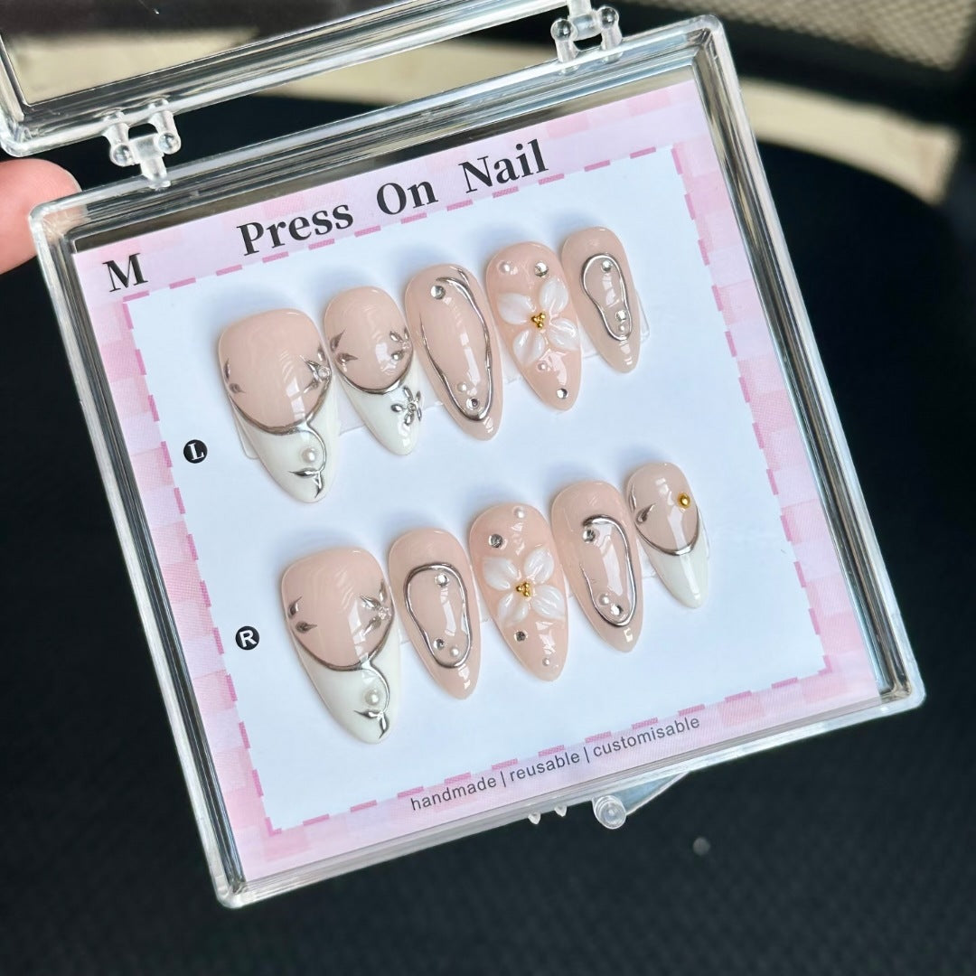 Dekoratives Handgefertigtes Press-On Nagelkunstset mit von Strand inspirierten Designs
