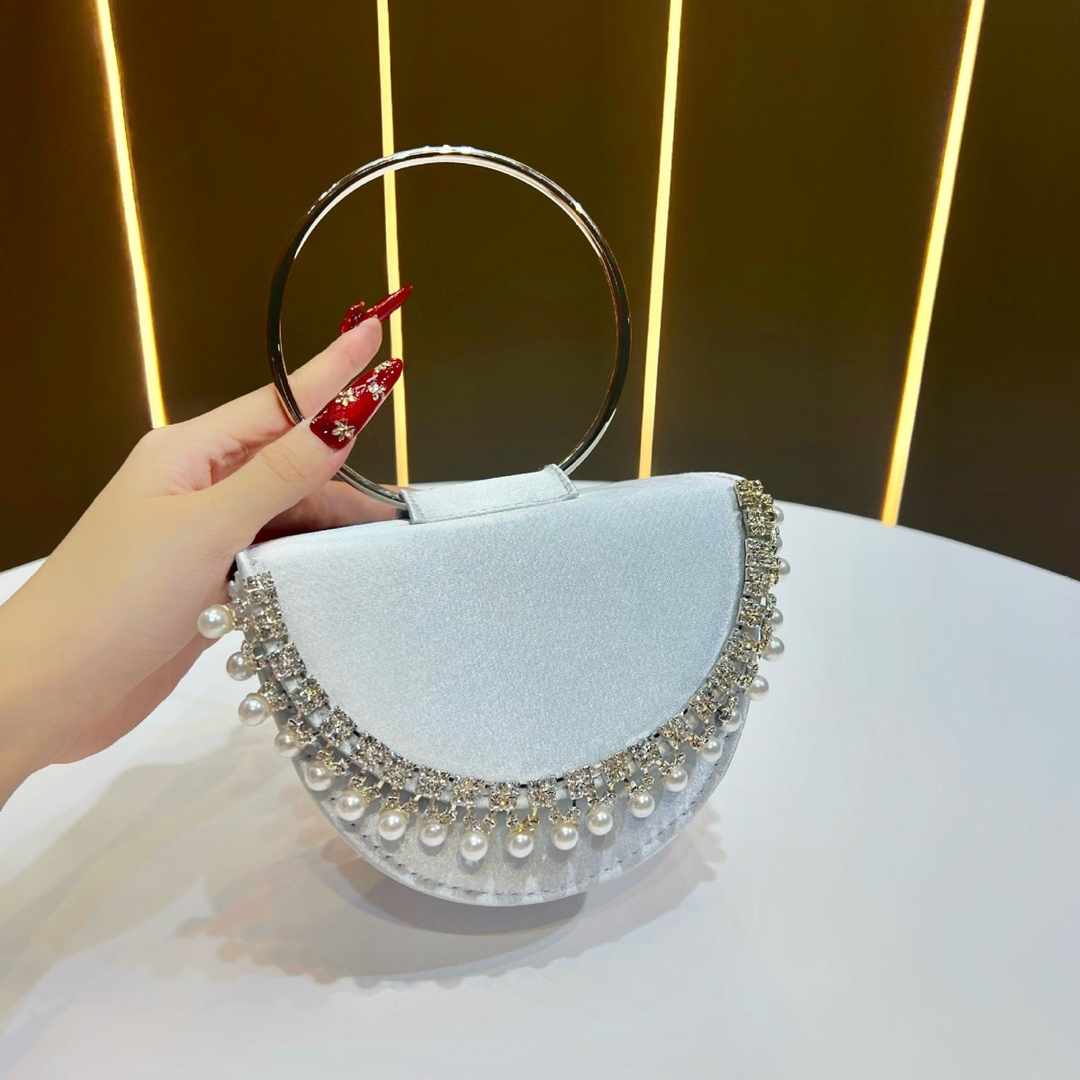 Perlenakzentierte Abend-Clutch