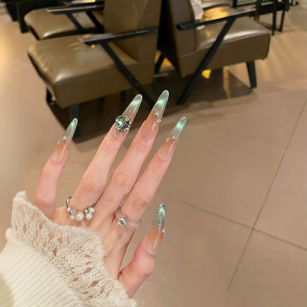 Elegantes Stiletto Press-On Nail Art Set mit Juwelenakzenten Brehn