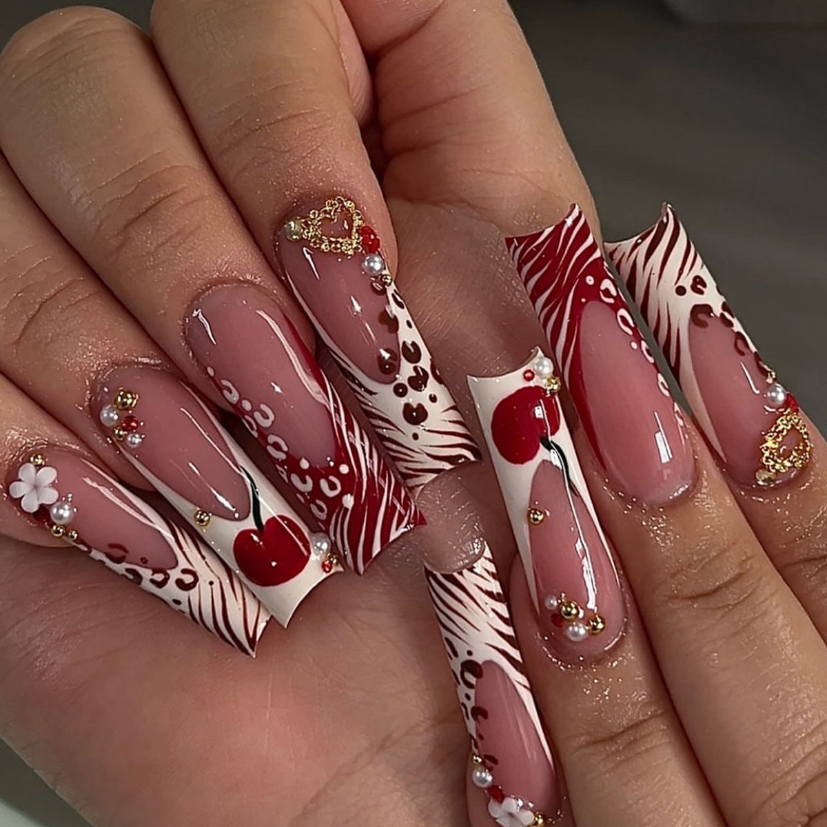 Dekorative Lange Press-On Nagelkunst mit Edelsteinakzenten Brehn