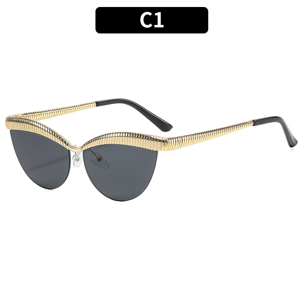 Elegante Katzenauge-Sonnenbrille mit metallischen Akzenten
