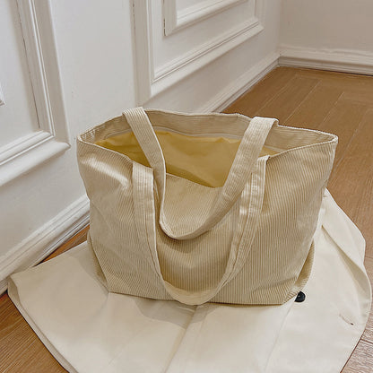 Funktionale Corduroy Tote Bag mit Flauschigen Charm