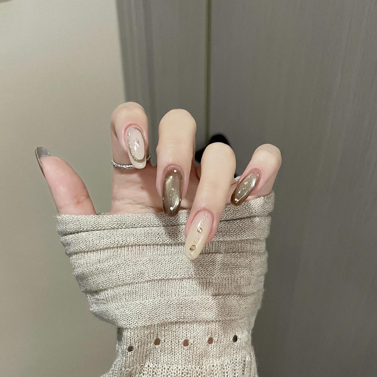 Kunstnägel mit Glitzer- und Sternendesign Brehn