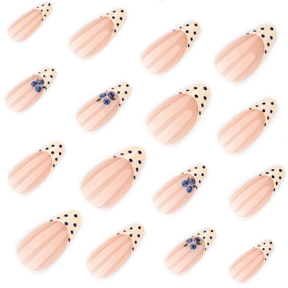 Kunstvolle Nagelverlängerungen mit zarten Blüten- und Punktdesign Brehn