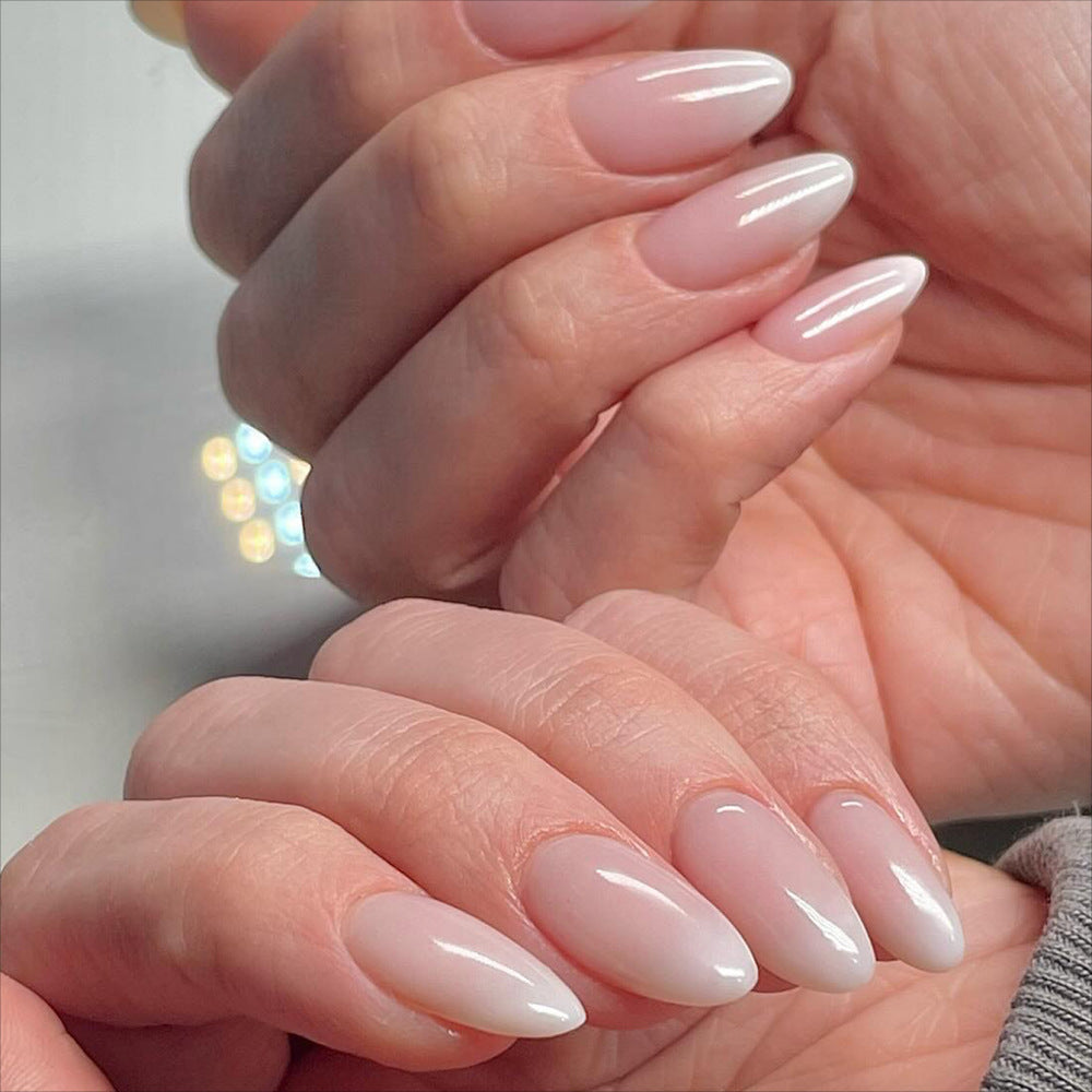 Elegante mandelförmige Nagelverlängerungen