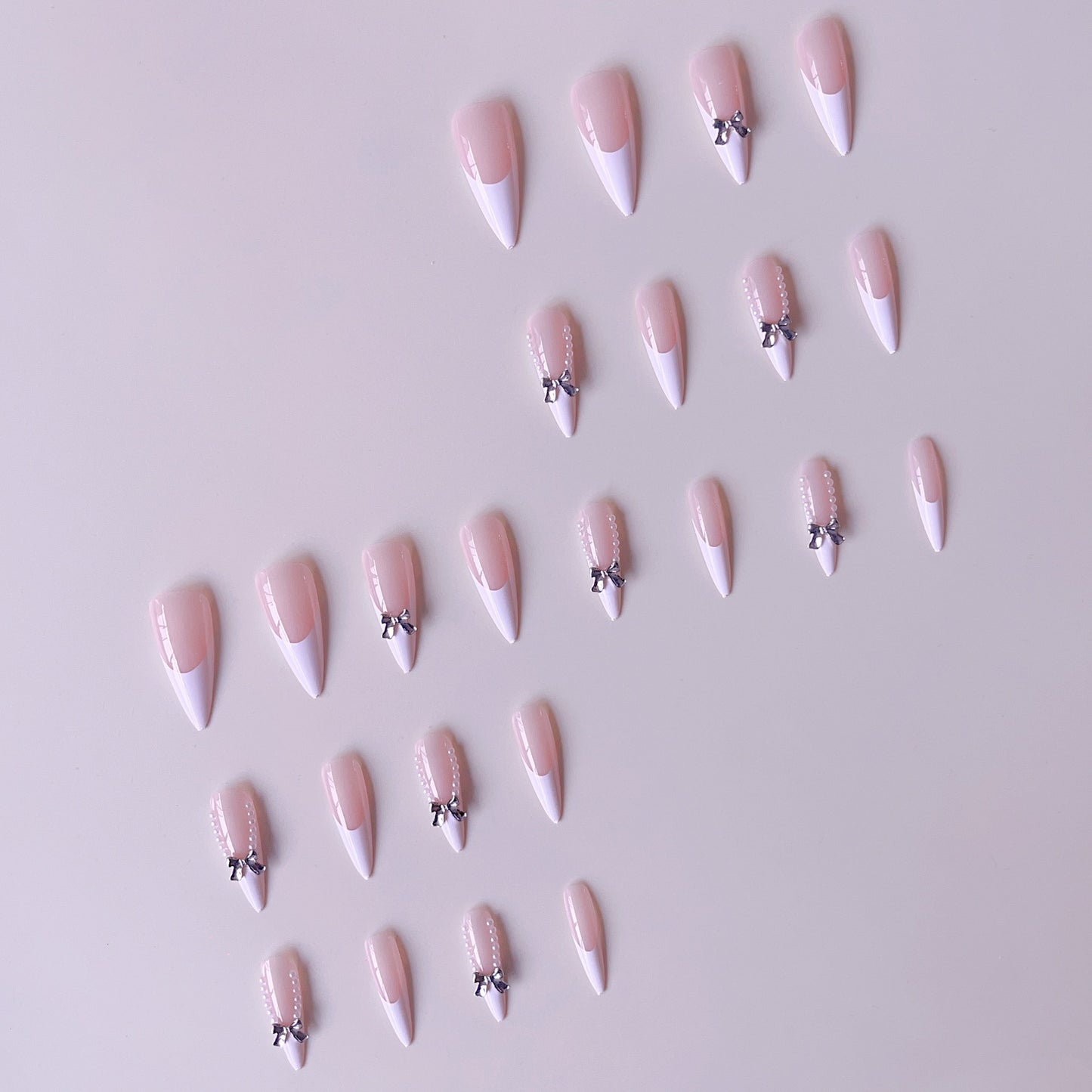 Elegantes Kunstnagelset mit 3D-Rhinestone-Details und spitzen Akzenten Brehn