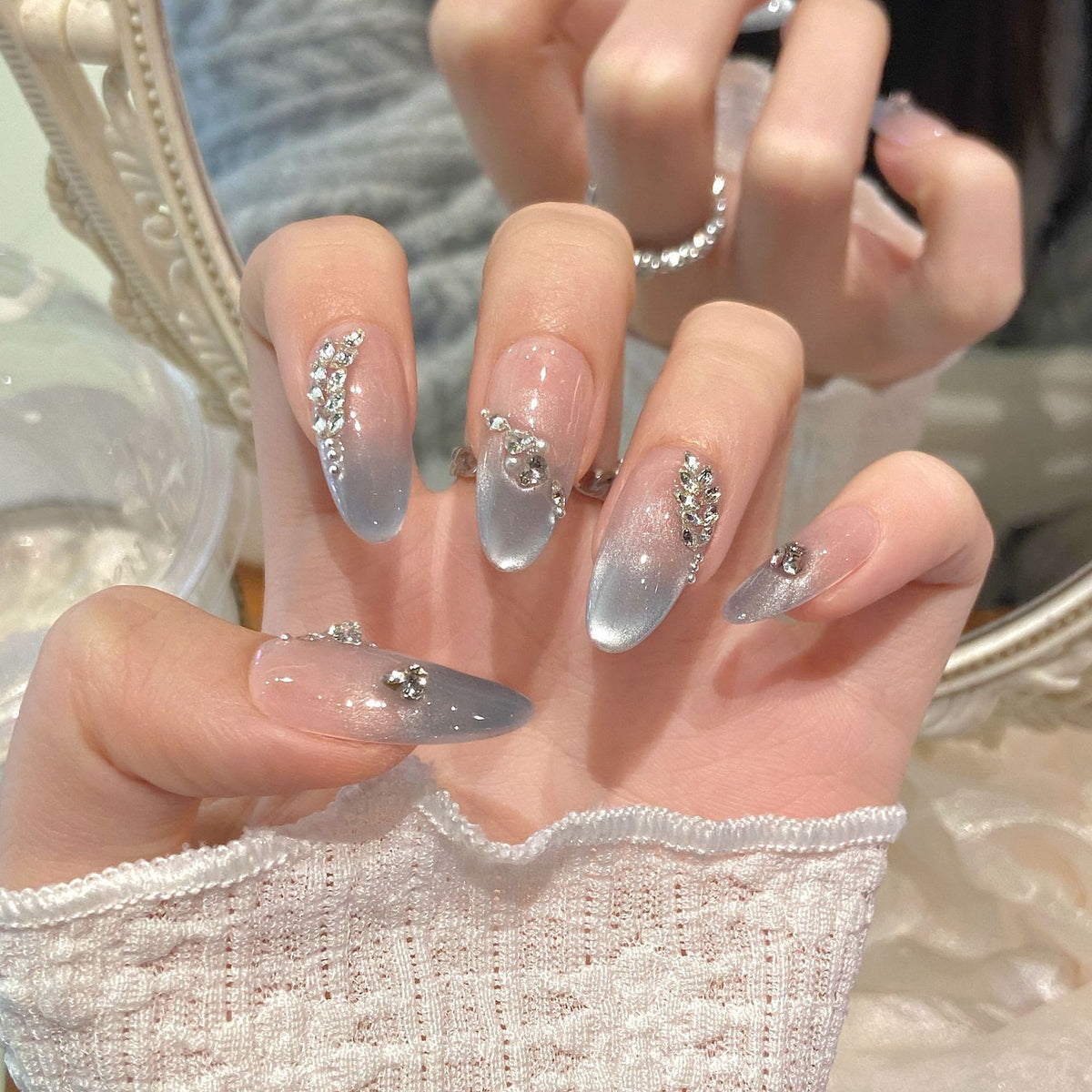 Künstlerisches romantisches Press-On Nagelset mit Edelsteinakzenten