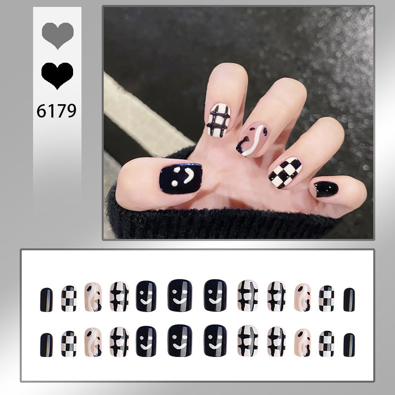 Kreatives Kunstnagelset mit modernen geometrischen Mustern Brehn