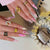 Künstlerisches Press-On-Nageldesign mit einzigartigen Mustern und Strassakzenten Brehn