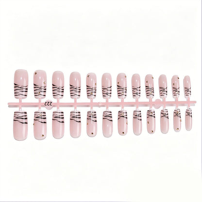 Kunstnagel-Set mit eleganten Linien und Glitzerakzenten Brehn