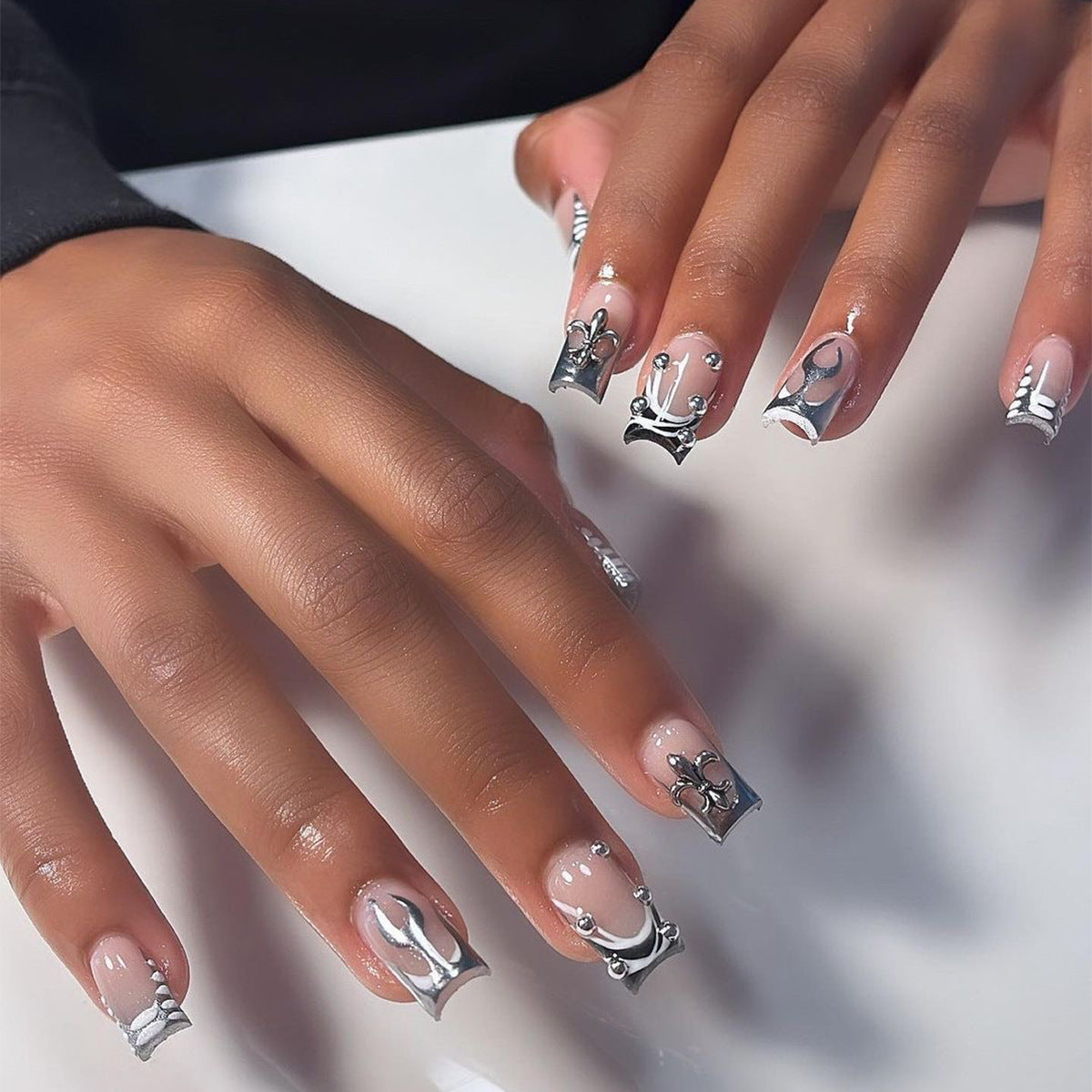 Kunstvolle Nagelverlängerungen mit metallischen Verzierungen Brehn