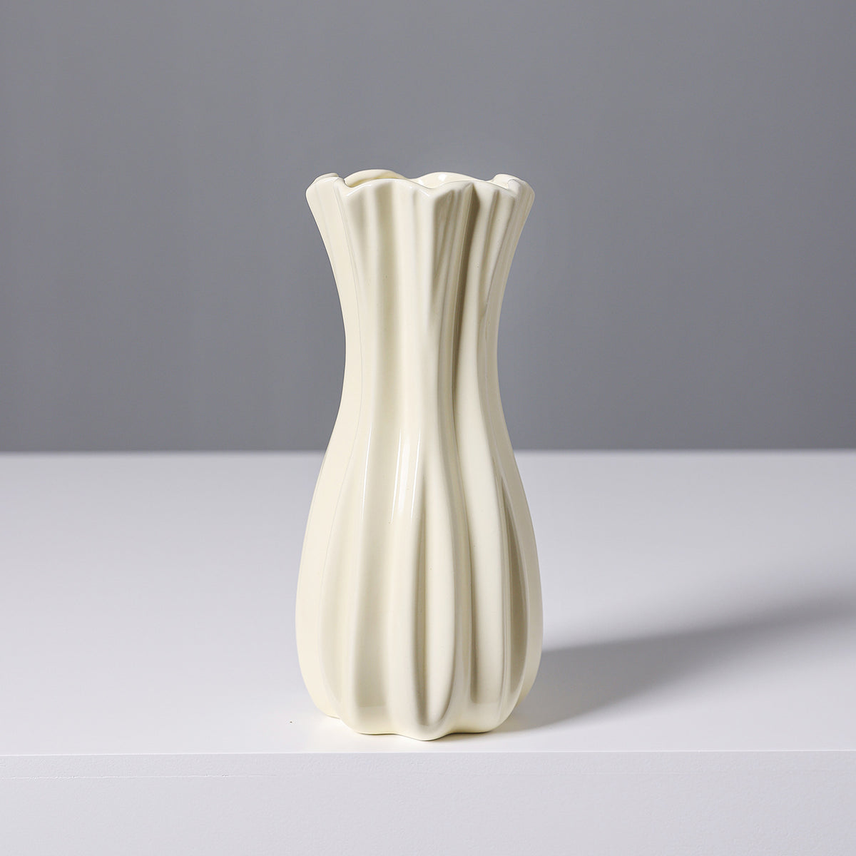 Elegante geriffelte weiße Keramikkaraffe Brehn
