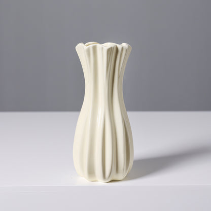 Elegante geriffelte weiße Keramikkaraffe Brehn