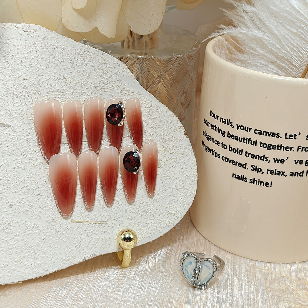 Glitzernde Kunstnägel mit Elegantem Spitzen-Design und Kristallverzierung Brehn