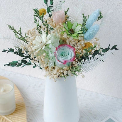 Lebensechte botanische Blumenanordnung