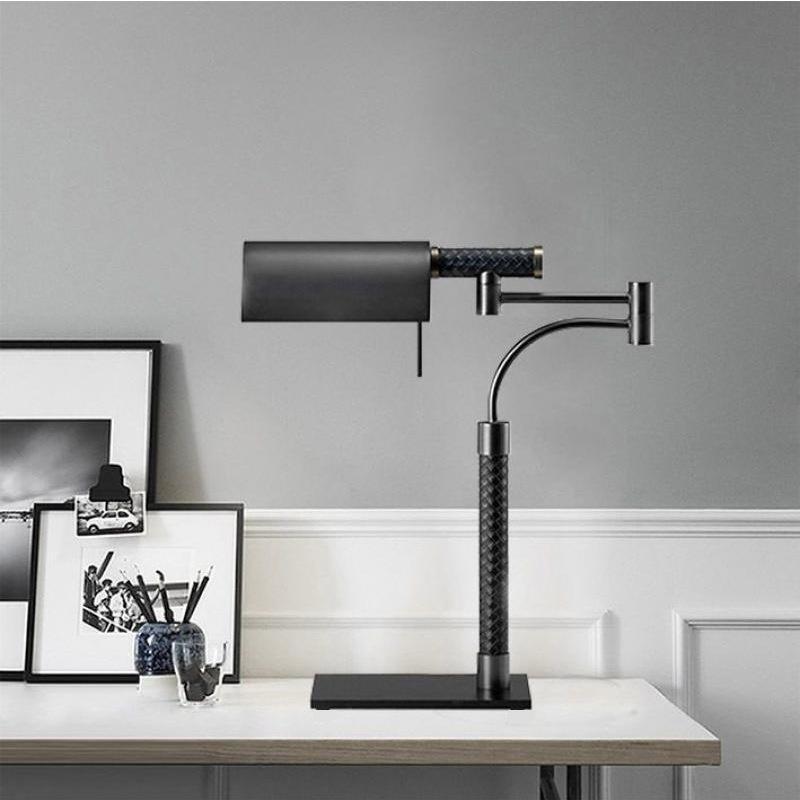 Verstellbare Schreibtischlampe mit modernem schwenkbarem Arm