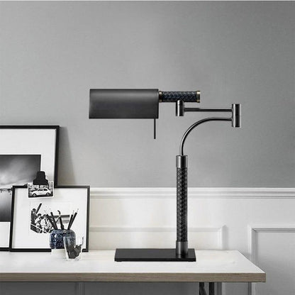 Verstellbare Schreibtischlampe mit modernem schwenkbarem Arm
