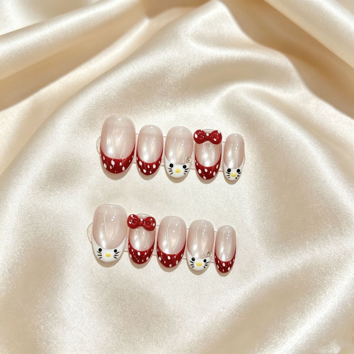 Dekoratives Press-On Nagelkunstset mit skurrilen Charakterdesigns