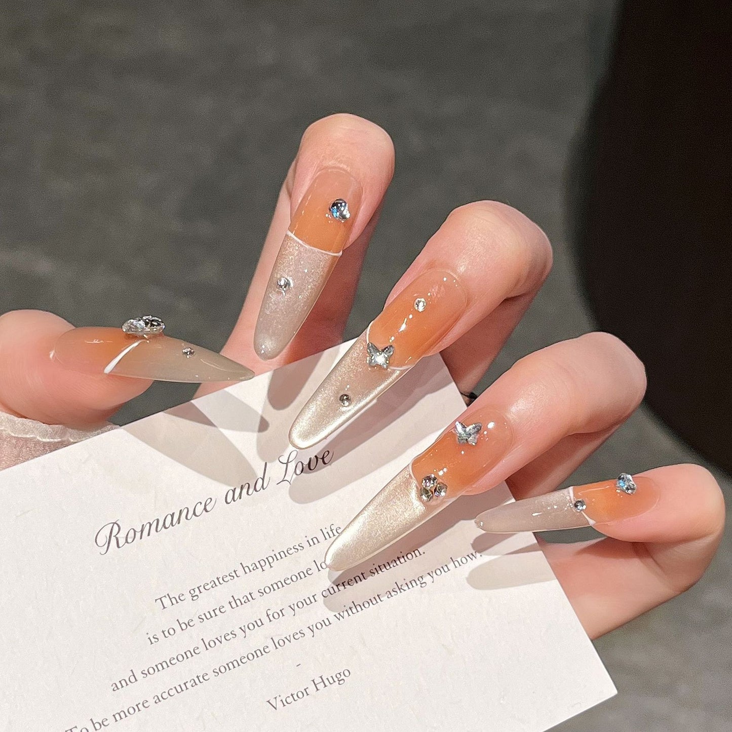 Elegante Press-On Nagelverlängerungen mit Juwelenakzenten Brehn