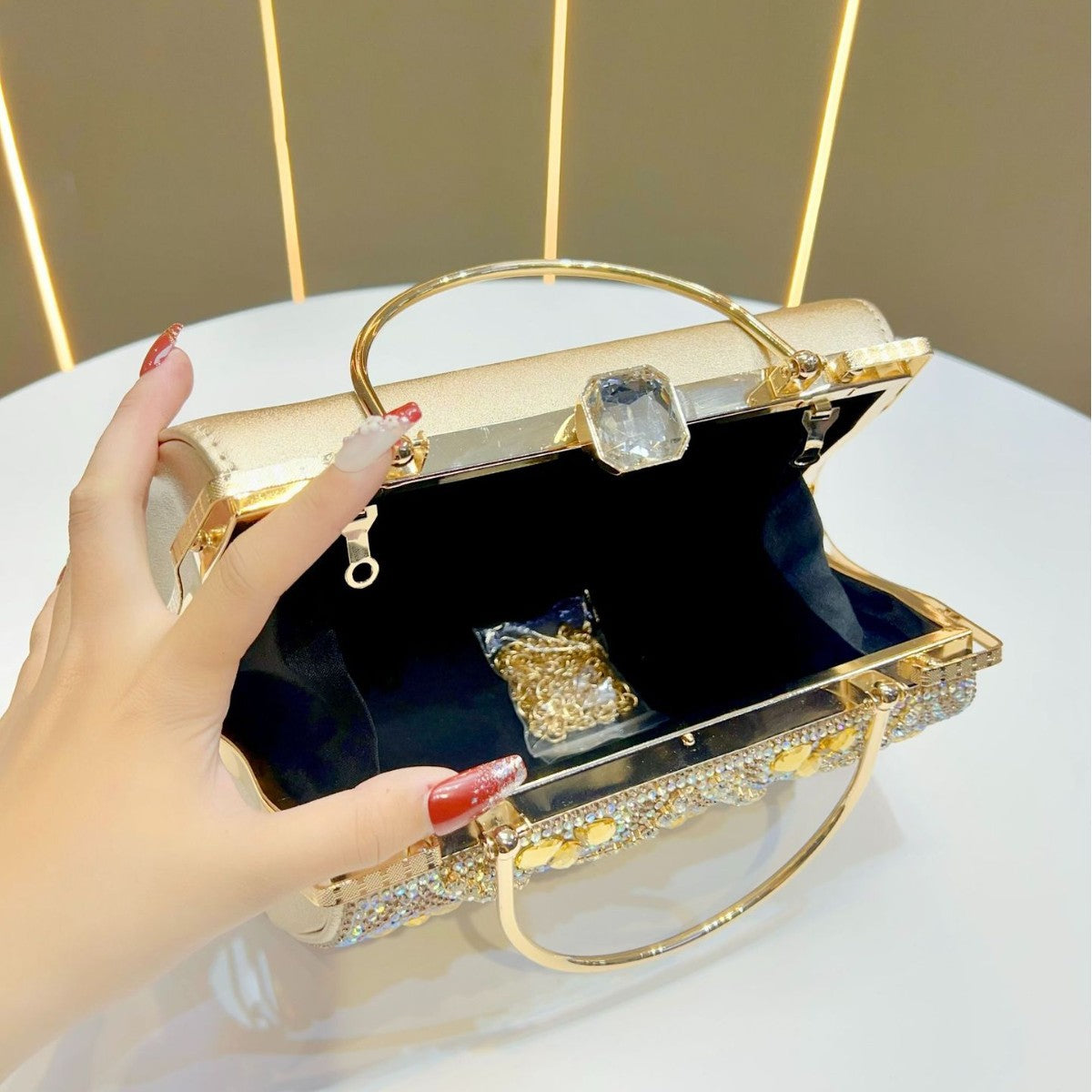 Strassverzierte Abendclutch