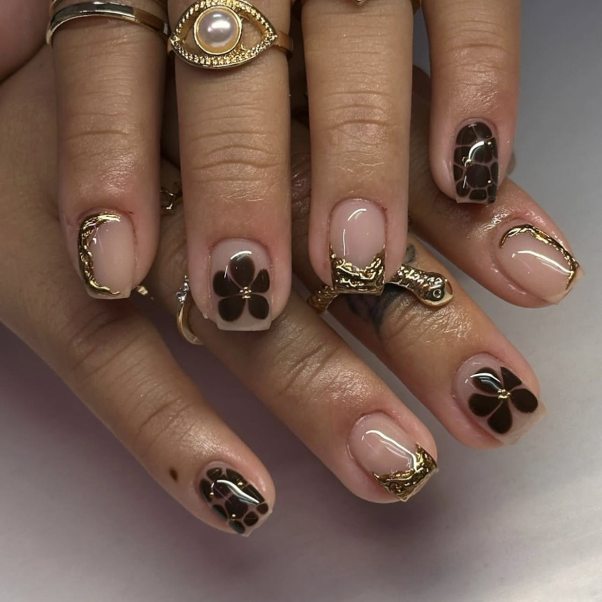Kunstvolle Nagelkunst mit eleganten goldenen Akzenten Brehn
