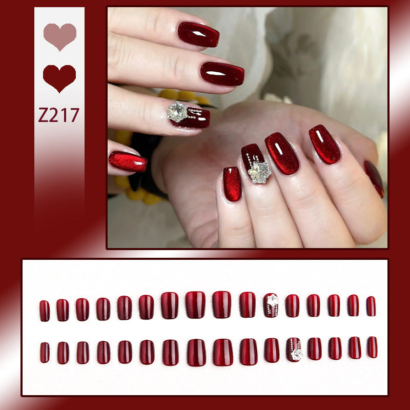 Kunstnagelset mit funkelnden Akzenten und glamourösem Design Brehn