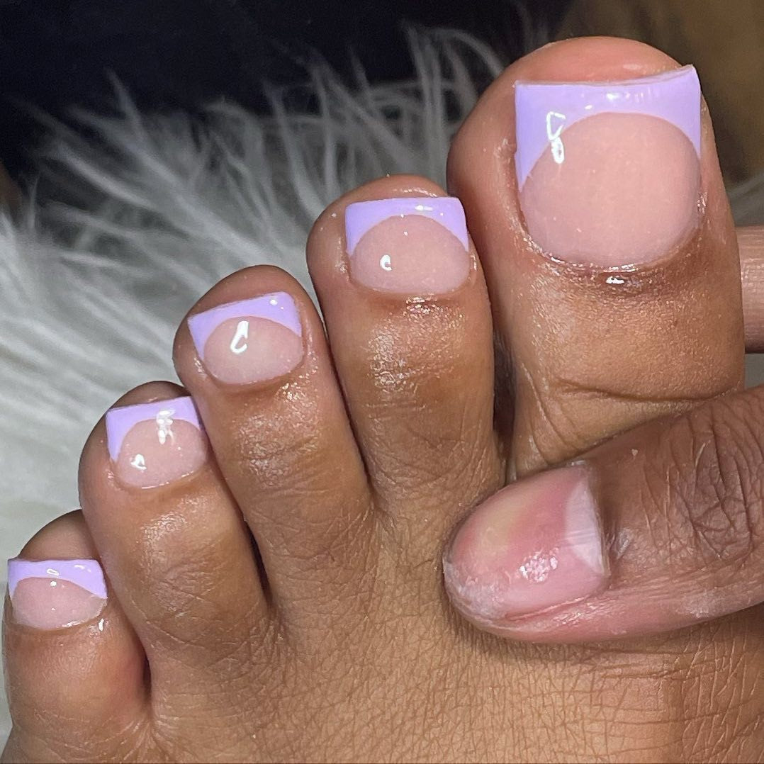 Kunstnagelset mit eleganten französischen Spitzen und hochglänzendem Finish Brehn