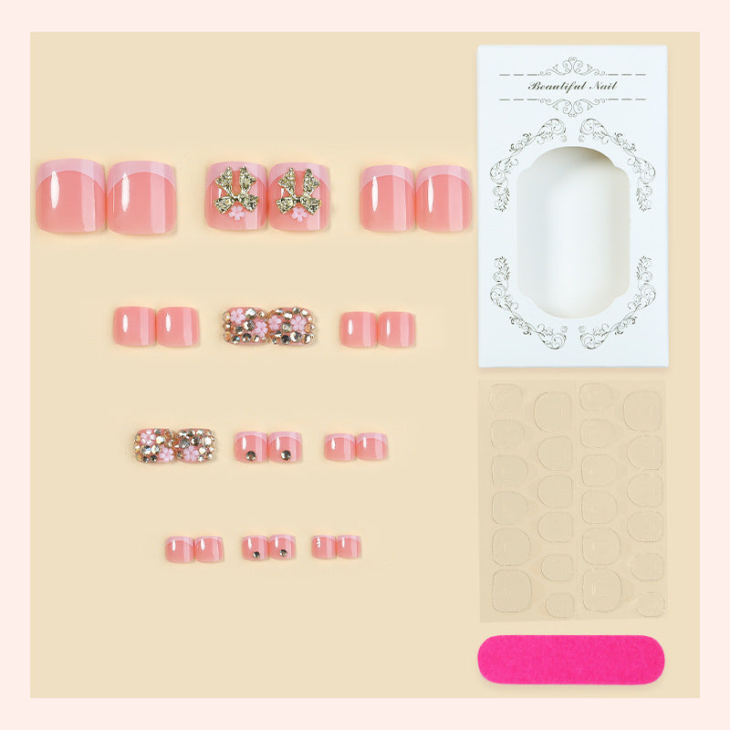 Kunstnagelset mit glamourösen Dekoren und schimmernden Akzenten Brehn