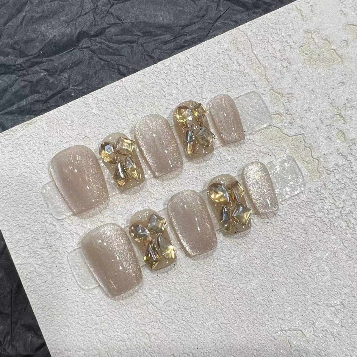 Premium Dekorative Press-On Nagelset mit schimmernden Edelsteinakzenten Brehn