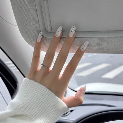 Dekoratives Press-On Nagelkunstset mit einzigartigen 3D-Elementen