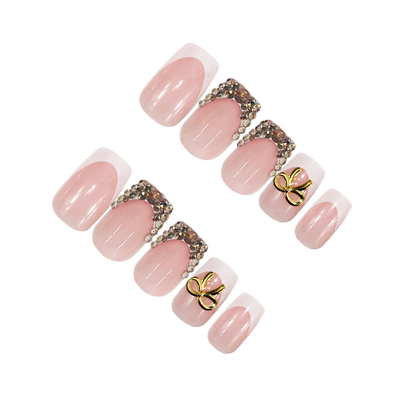Kunstnagelset mit eleganten Goldverzierungen Brehn