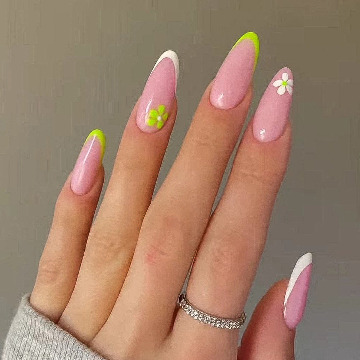 Blumige Akzent-Acryl-Nageldesigns