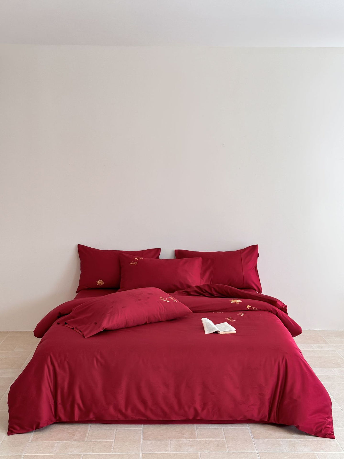 Baumwoll‑Satin Bettbezuggarnitur mit feiner Lotus‑Stickerei und seidig‑weichem Griff Brehn