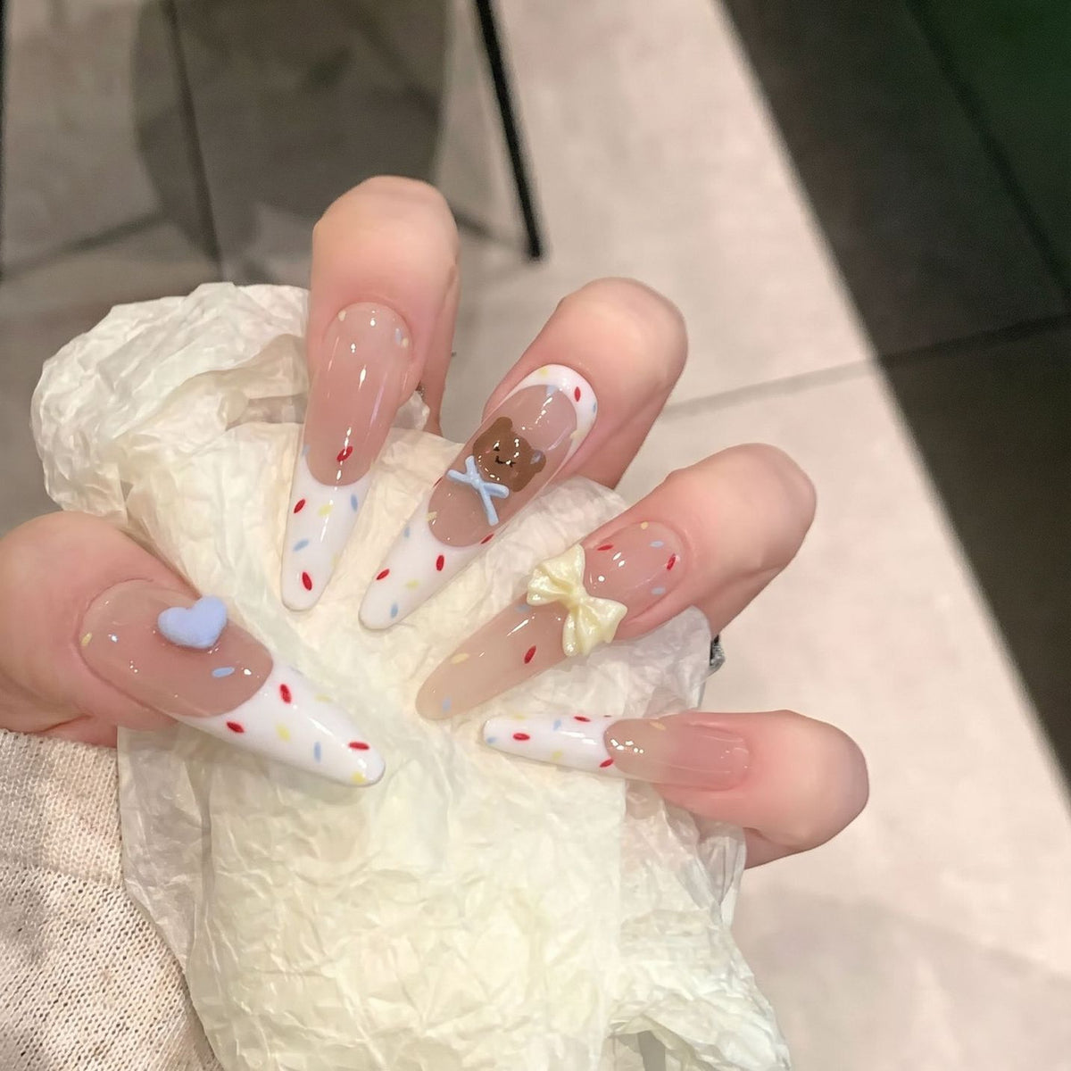 Dekorativer Stiletto Press-On Nagelkunstset mit süßen Charakterakzenten Brehn