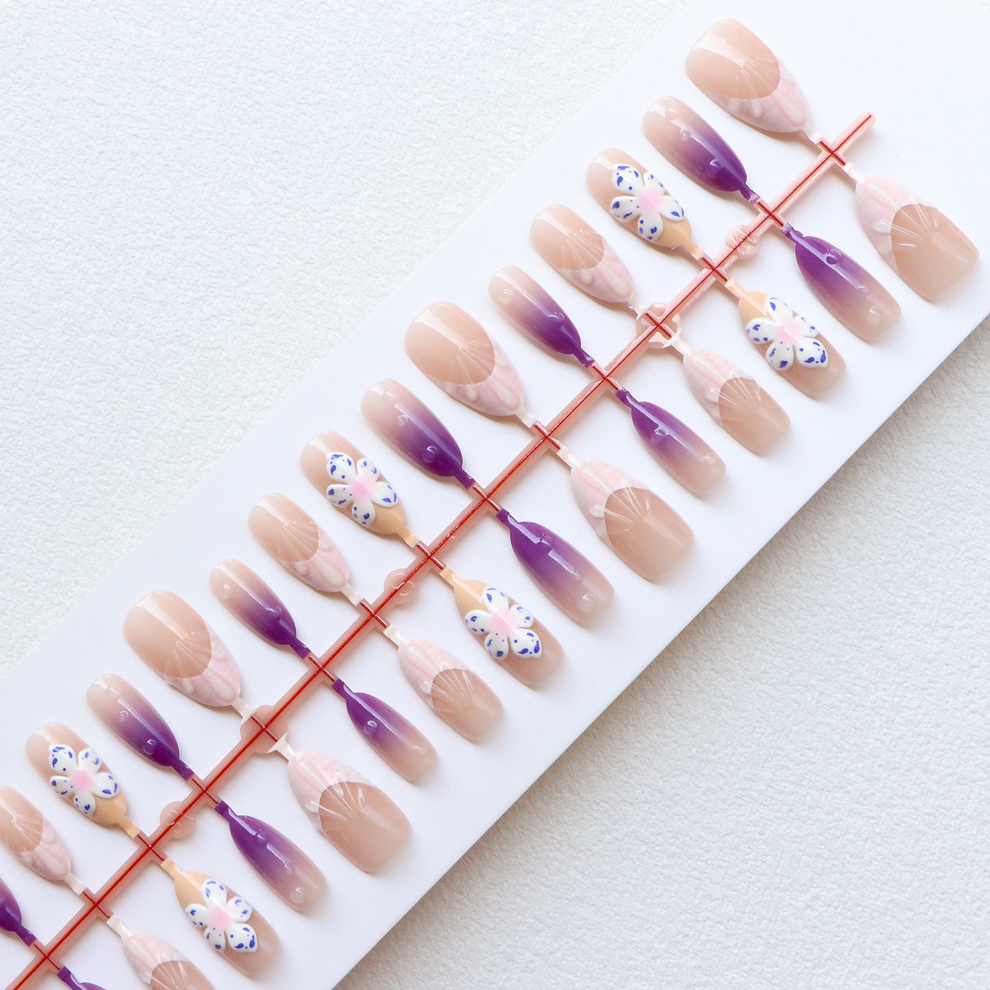 Dekoratives Press-On Nagelkunst Set mit floralen und ozeanischen Themen Brehn