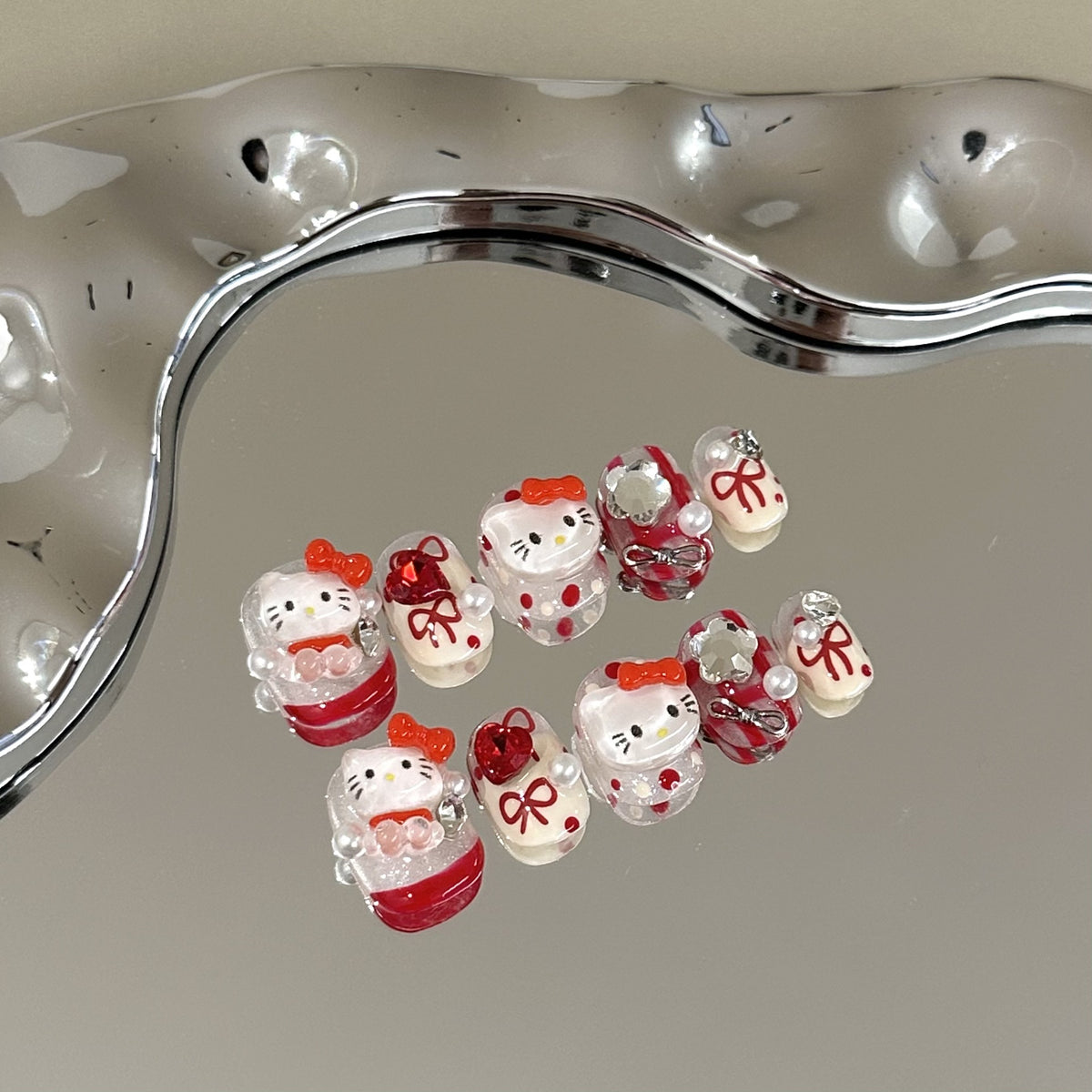 Verspieltes Hello Kitty-Themen Press-On Nagelkunst Set