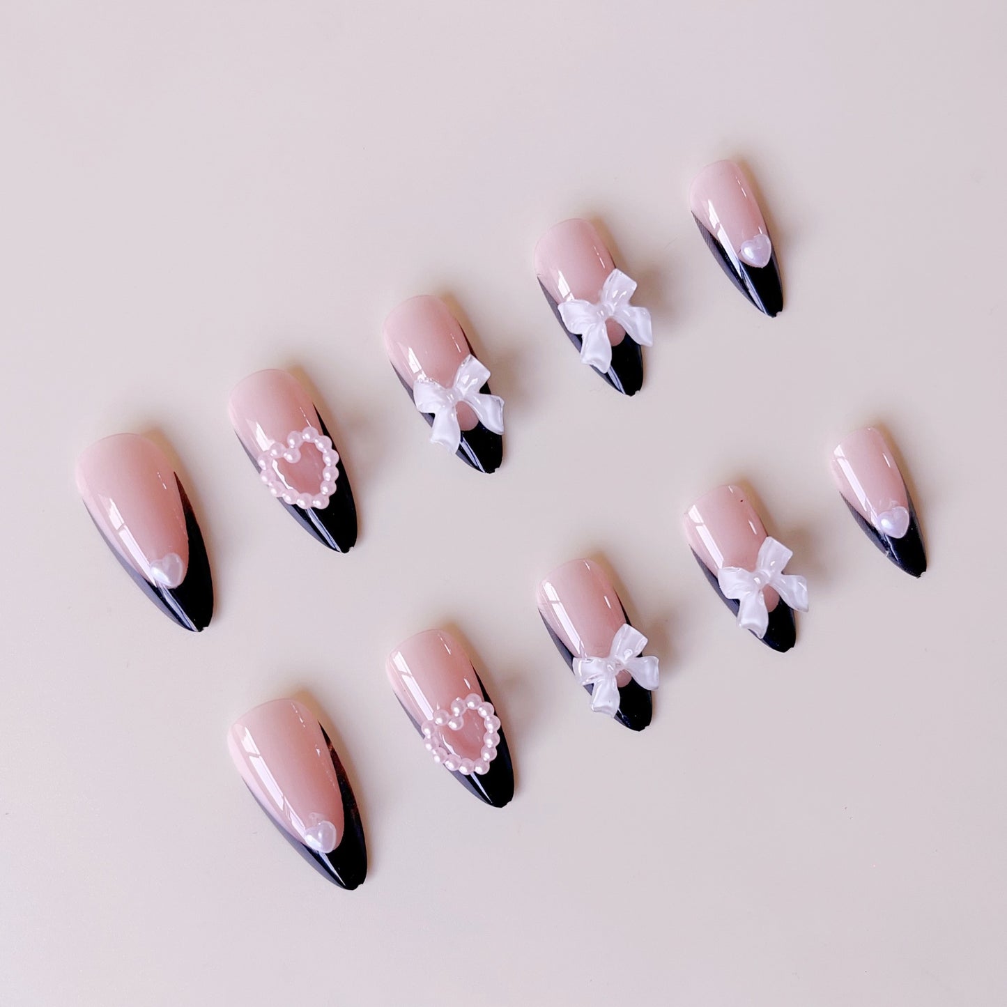 Glamouröse Kunstnagelspitzen mit 3D Schleifen und Herzverzierungen Brehn