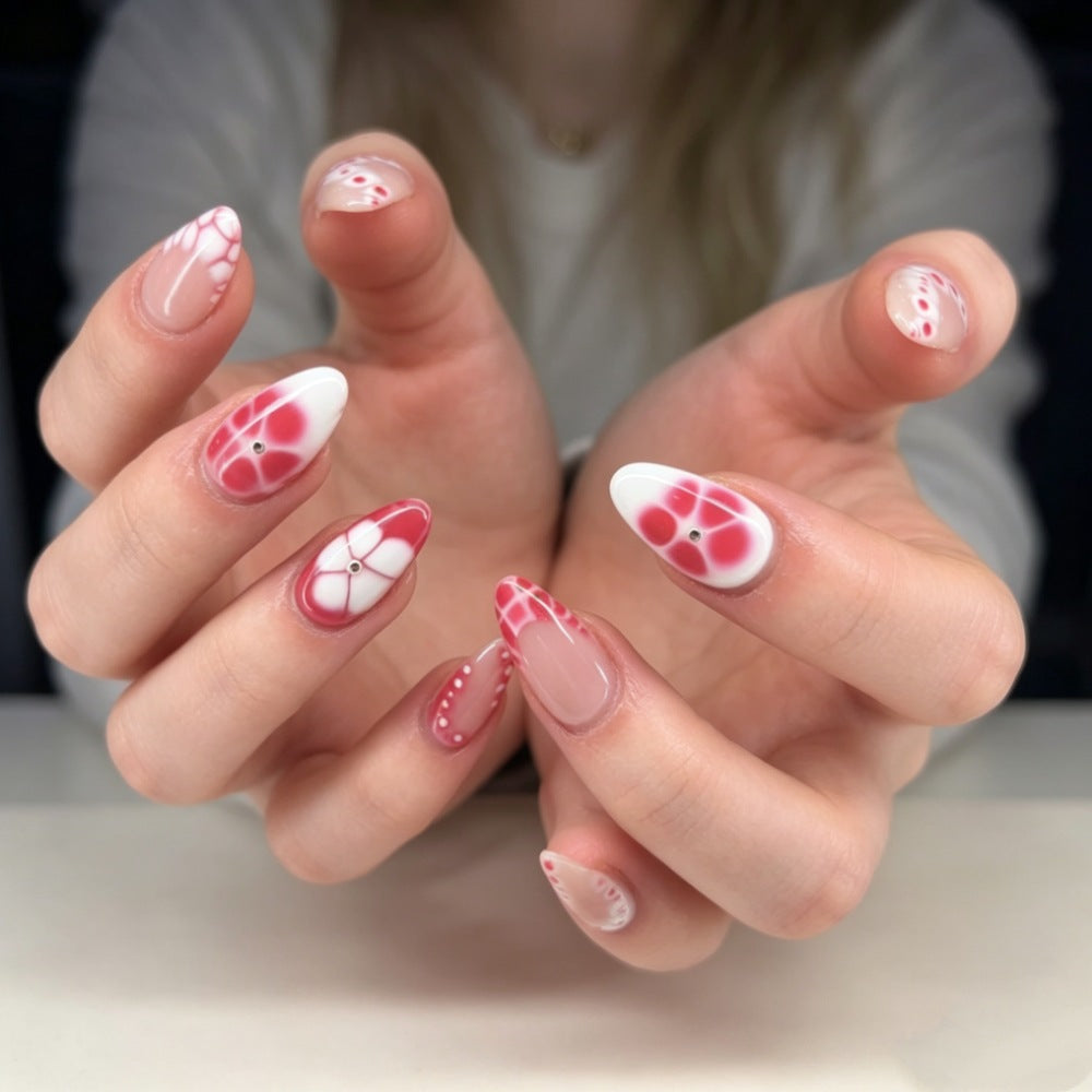 Kreatives Press-On Nagelkunstset mit abstrakten Mustern Brehn