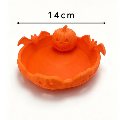 Halloween-Dekoschale mit geschnitztem Kürbis und Fledermaus-Applikation