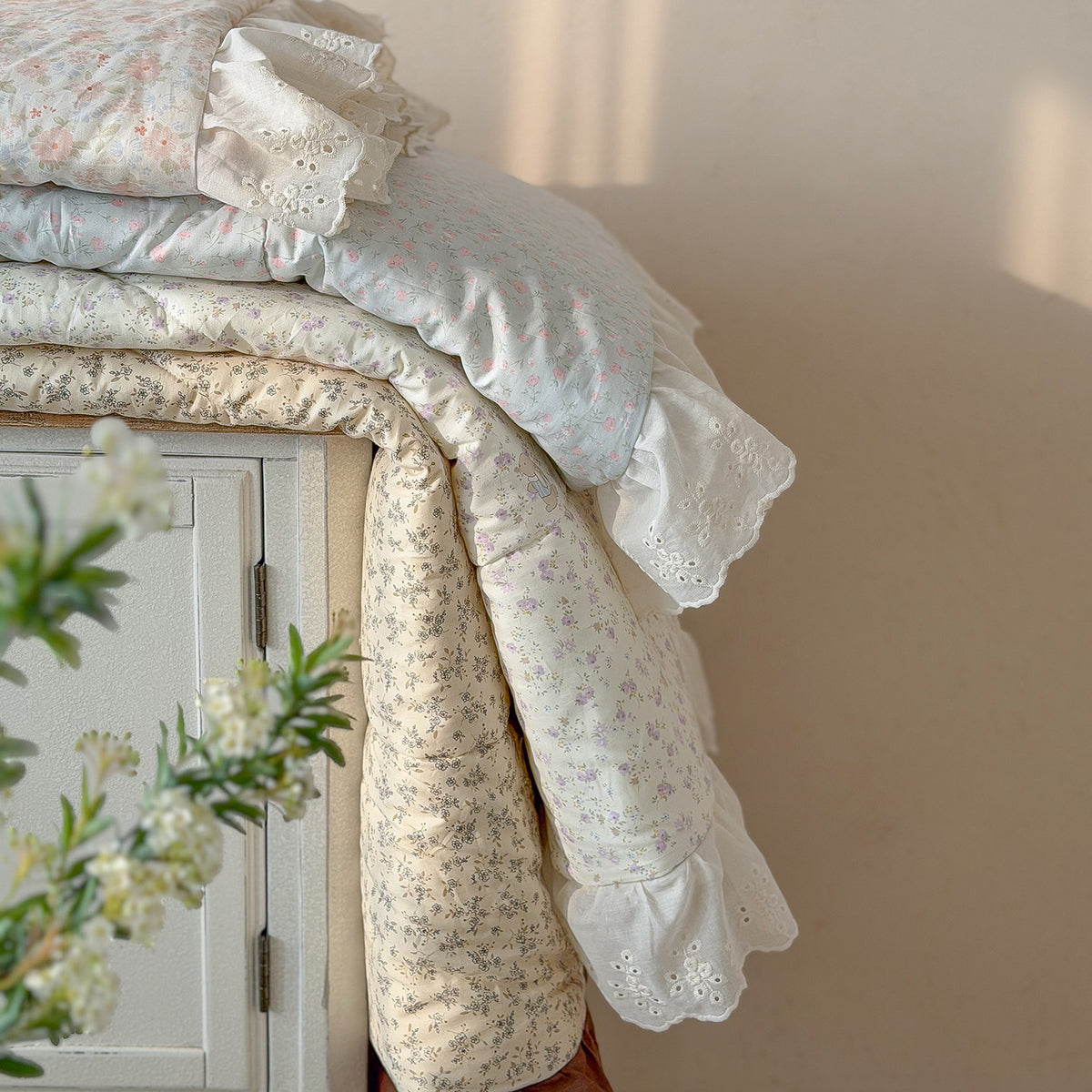 Gesteppte Tagesdecke mit Lochstickerei-Volant und zartem Blumenprint