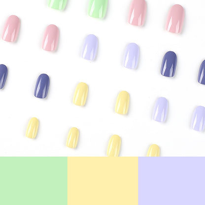Kunstvolle Nagelkunst mit sanften Farben und Hochglanz-Finish Brehn