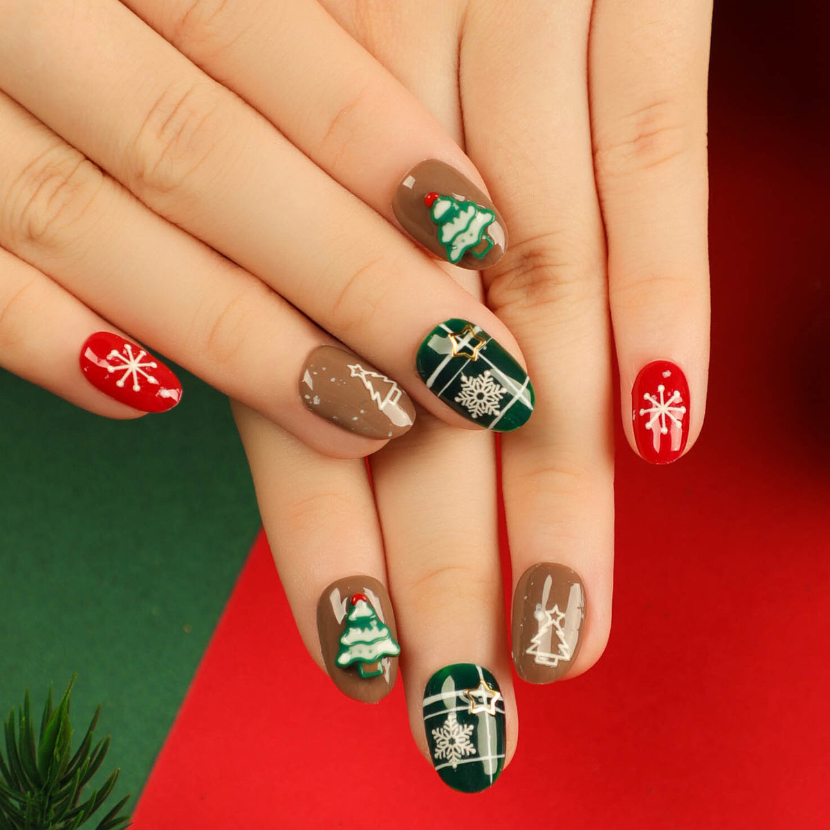 Kunstvolle Weihnachtsnagelkunst mit festlichem Design Brehn