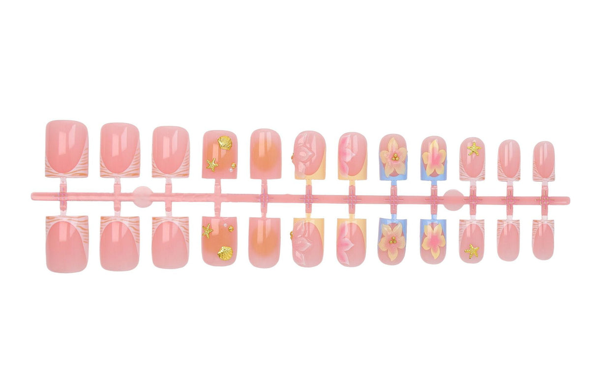 Kunstnagelset mit floralen Akzenten und elegantem Glanz Brehn