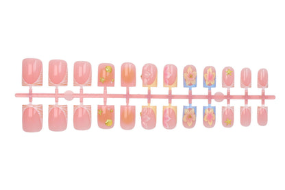 Kunstnagelset mit floralen Akzenten und elegantem Glanz Brehn