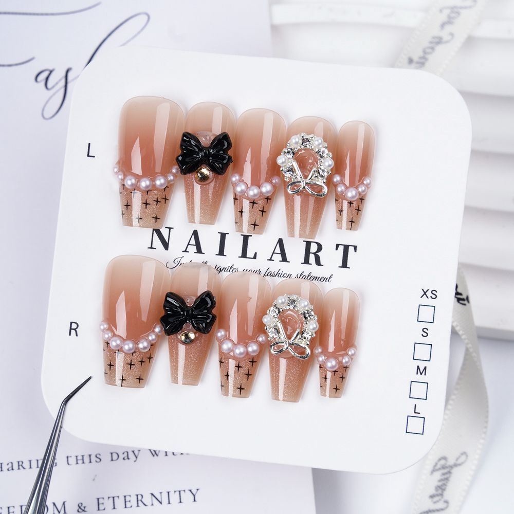 Künstlerisches Stiletto Press-On Nail Set mit floralen Verzierungen Brehn
