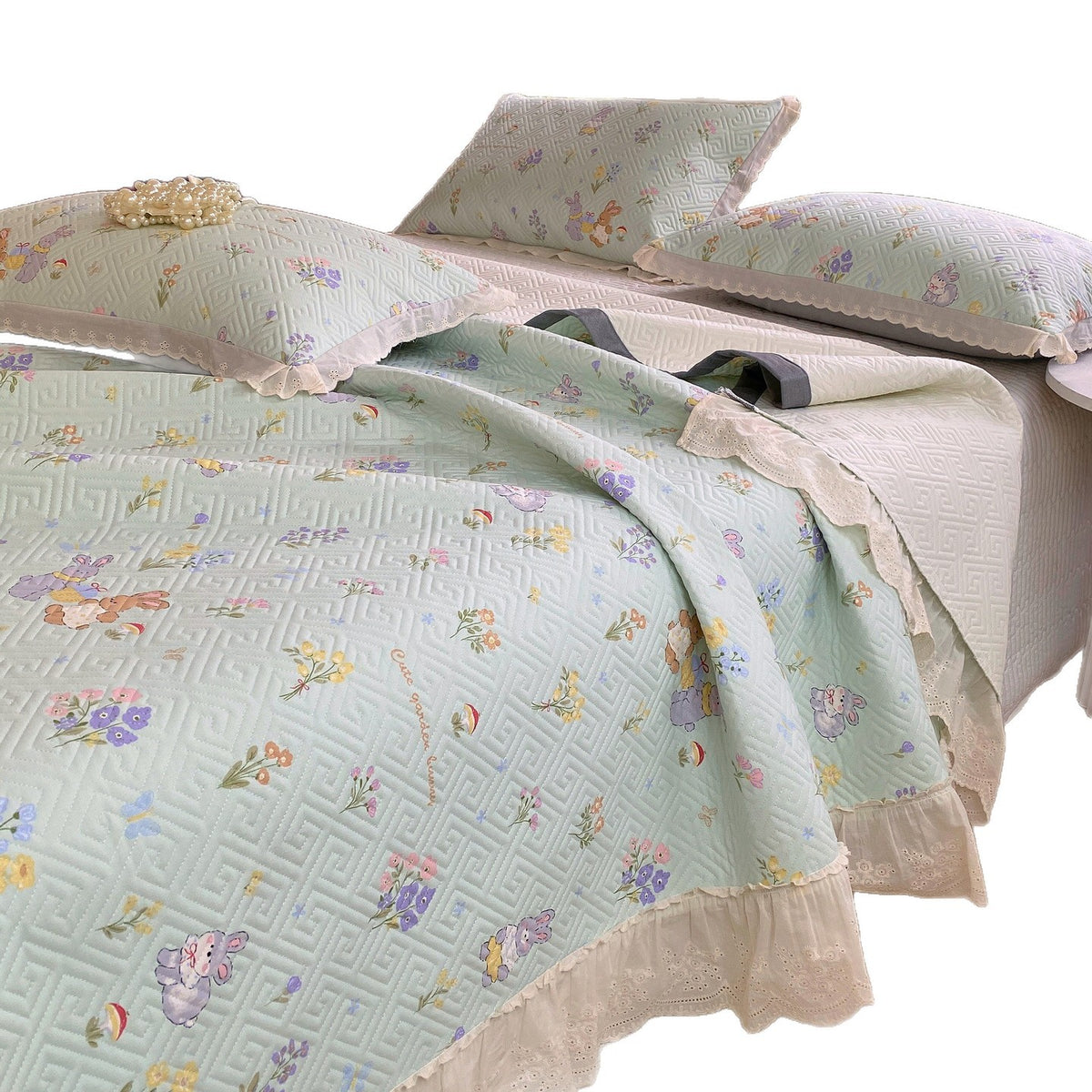 Gepolsterte florale Bettbezug-Set mit bestickten Puppenmuster und Rüschensaum