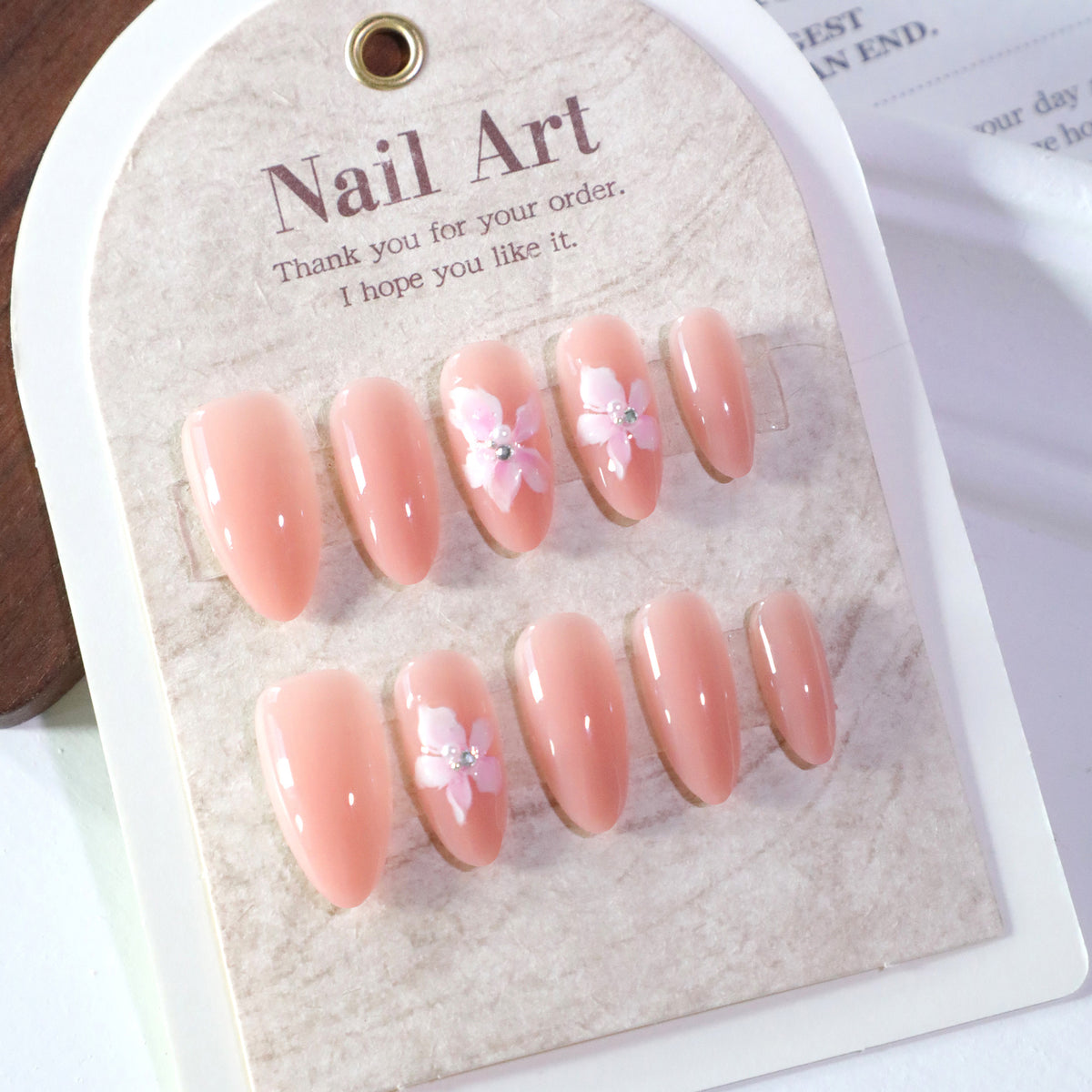 Kunstvolle Nageldesigns mit filigranen Blütenakzenten Brehn