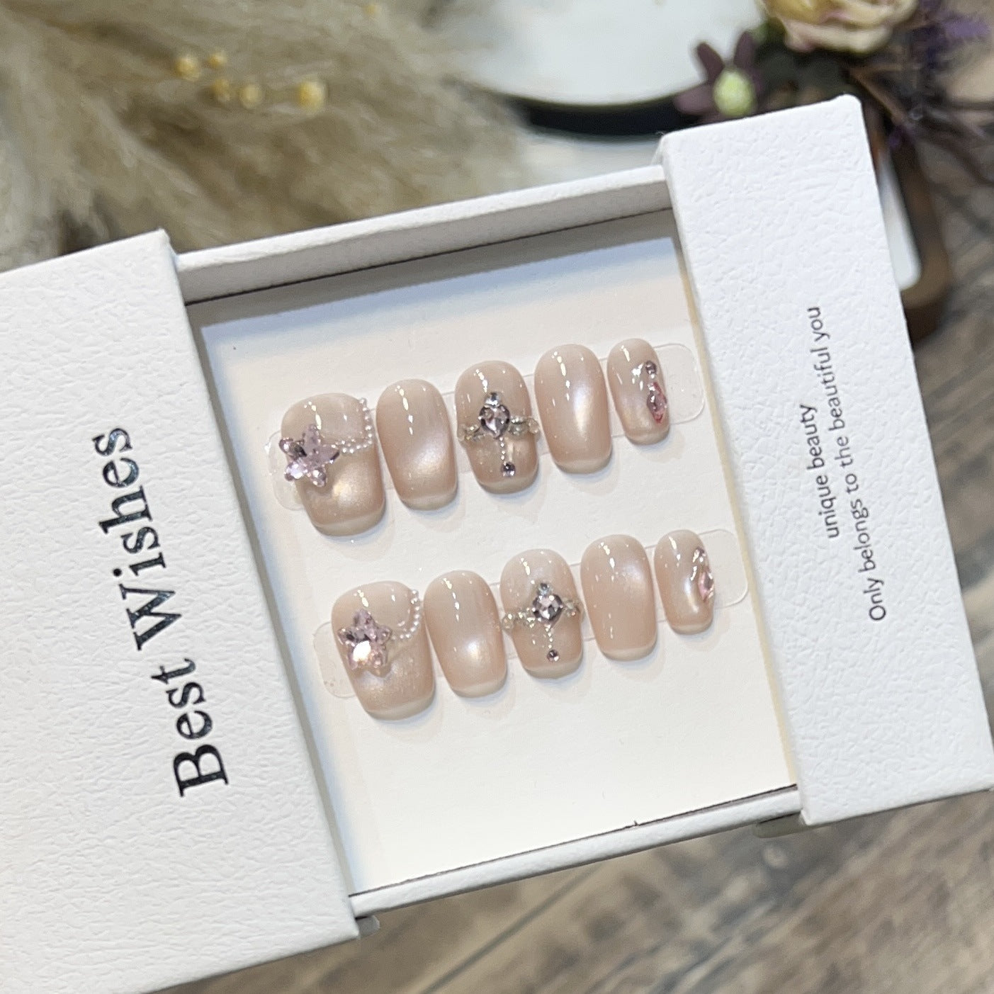 Elegantes Press-On-Nagelset mit floralen Akzenten Brehn