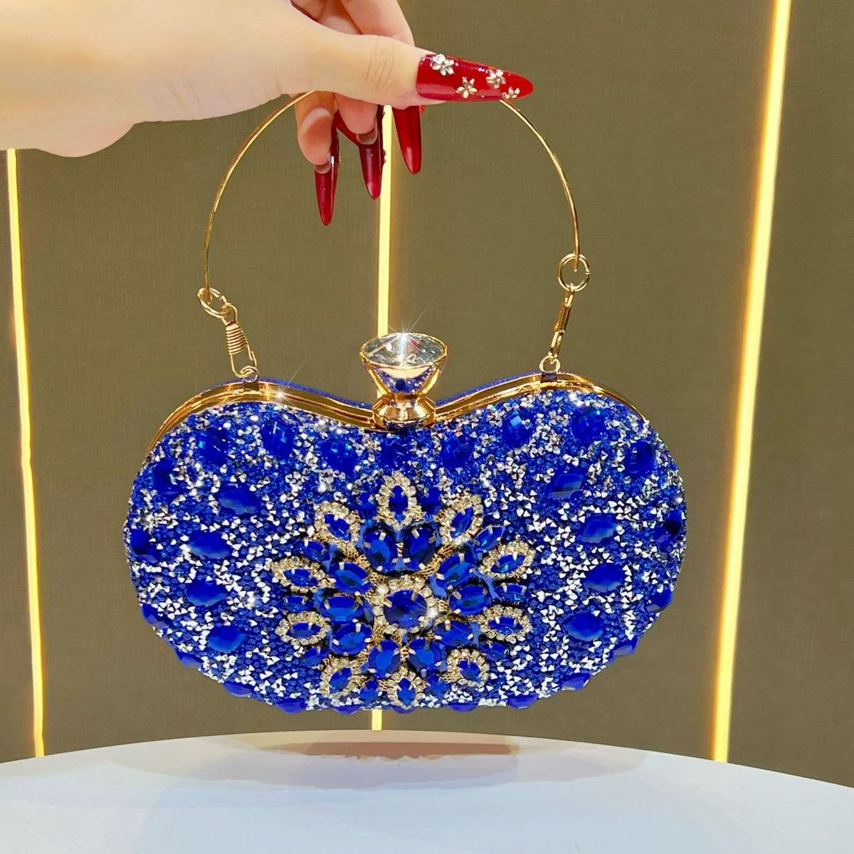 Aufwändige, mit Kristallen verzierte Abend-Clutch