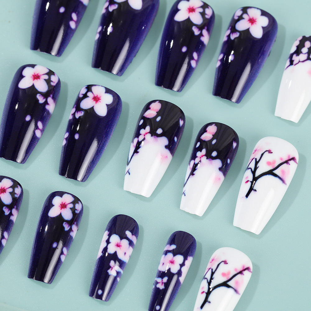 Kunstnagel Set mit floralen Akzenten Brehn